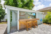 BeachBlue Lagoon" Heated Pool! Close to everything.