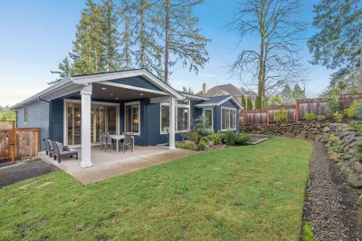 High End New Estate Home in Lake Oswego.  Private suite on 1st level w/o stairs. Hotels near Kruse Village