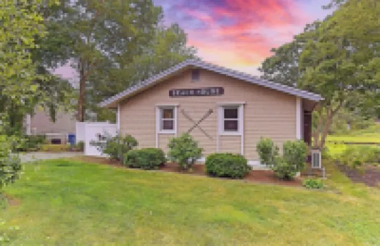 Waterfront Getaway w/Private Dock, Deck, Central A/C, & Kayaks 이스트 팰머스 호텔