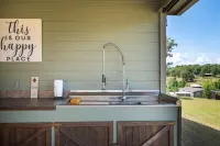 Cozy Cottage, Lakeview, Firepit, and Fishing @ Jolie Vue