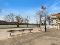 Tranquil waterfront getaway 奇特姆縣酒店