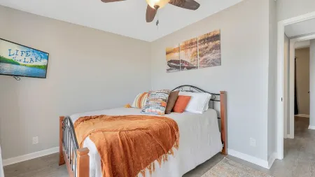 Gorgeous Updated Condo - Incredible view, no stairs from patio to lakefront/dock Отели в г. Осейдж Тауншип