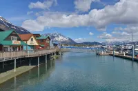 Lovely Dockside Apartment! Located right in the Harbor!