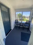 Beautiful sun filled 2 BR 3 blocks from beach- 2 beach passes- kids are free
