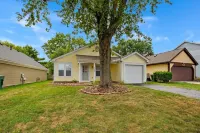 Cute and Cozy 3 Bedroom Ranch Home w/ Deck and Fenced Yard Hotels near DSW Designer Shoe Warehouse