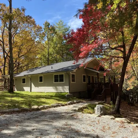 Wolf Ridge Retreat. Comfortable, peaceful retreat in the Blue Ridge Mountains