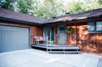 Lakeside Luxury: Spacious 6-Bdrm Lodge with Dock