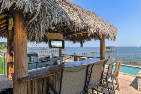 Bayfront Luxury House with Pool near Kemah Boardwalk with Pier Отели в г. Кема