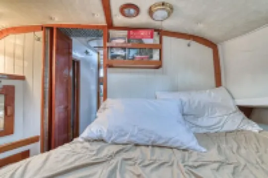 Historic Charming Boat in Downtown Harbor