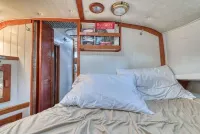 Historic Charming Boat in Downtown Harbor