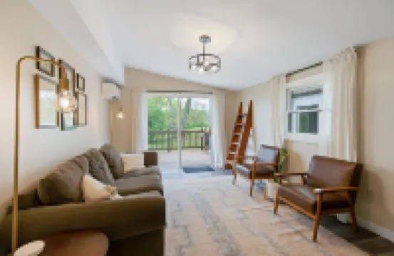 Cozy Cabin/ 2 queen beds/ Loft - 2 beds / Country Side - Central location