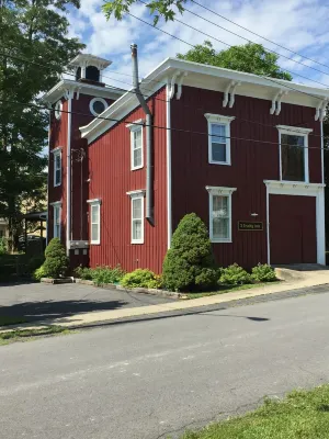 3's a Charm - Relax after wine touring, sightseeing & shopping Hotels in Seneca Falls