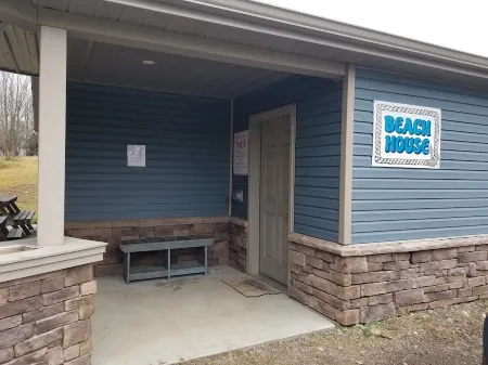 Beach themed cottage near Elk Creek Отели рядом с достопримечательностью «Uncle John's Elk Creek Campground»