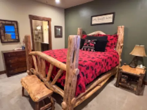 Lakeview Cabin Condo with Balcony Hot Tub Hotels in Bigfork