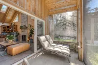 Boutique Cabin. Beautiful. Luxurious. Hot Tub. Path to Beach.