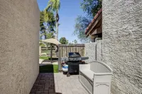 Quiet Desert Oasis on Golf Course w/ Heated Pool 메사 호텔