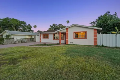 4bd/2br Tiki Bar, King bed, & Pool... amenities galore! Hotels near 7-Eleven