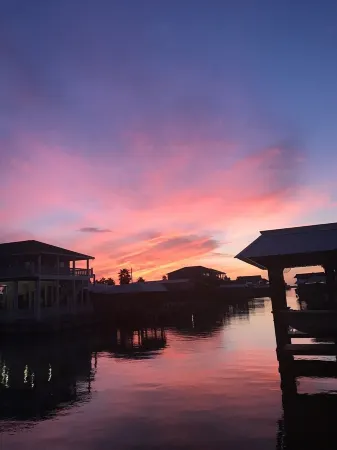 RV 1 of 2 on Canal and 1/2 mi from Beach (Private Lot) Отели рядом с достопримечательностью «Crystal Beach Spot»