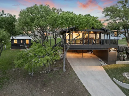 The Armadillo Villa! Hillside Haven with a Panoramic View of the Colorado River Hotels in Marble Falls