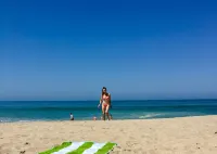 Oxnard Beach house two lots from sand! 엔컨터 주변 호텔