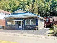 Cozy 4-Bedroom House in Man w WiFi, Arcade Game, and Extra Parking. Near Trails.