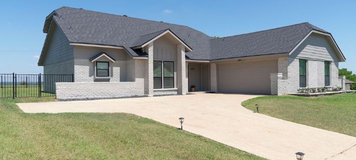 Spacious Modern Home with Lake view in Dallas, great amenities/full Kitchen/Wifi Hotels in Garland
