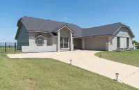 Spacious Modern Home with Lake view in Dallas, great amenities/full Kitchen/Wifi Hotels near Hiep Thai Plaza