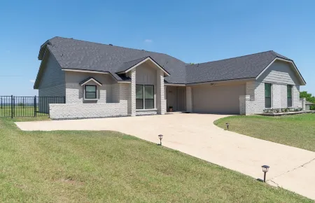 Spacious Modern Home with Lake view in Dallas, great amenities/full Kitchen/Wifi