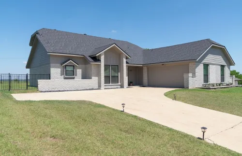 Spacious Modern Home with Lake view in Dallas, great amenities/full Kitchen/Wifi - 4-Star