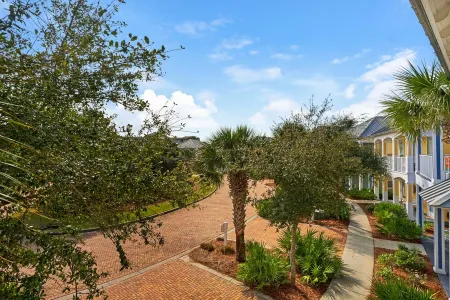 Welcome to The 4 Seas Cottage - FREE Beach Serv.  In Season Mar - Oct!