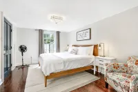 Stunning Greek Revival in Lower Garden District. Steps from Magazine St! Hotels in Lower Garden District