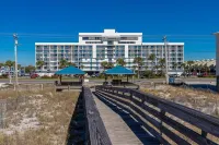 PENTHOUSE HIDEAWAY: BEACH LOVERS' ROMANTIC HAVEN - VIEWS to INFINITY!