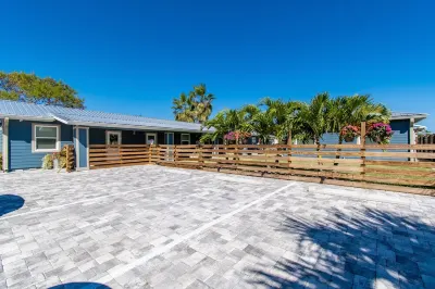 Johns Pass Fisherman's Cove & Cottage Hotels near Landing Company