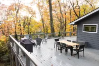 Beautiful contemporary home, seasonal views of golf course, and mountains. Hotels in Blowing Rock