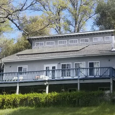 Beautiful Pet-Friendly Spacious Lodge near Yosemite & Lakes 9 Rooms/6BR/12 Beds