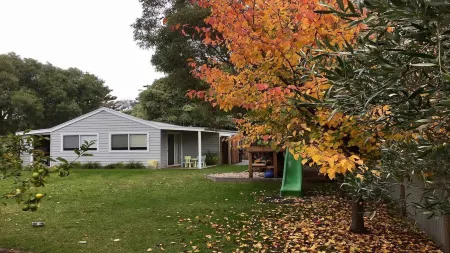 Wisteria Cottage - opposite beach