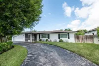 The Oasis; Heated Pool, Close to the Beach & Mercado Hotels near Sun-N-Fun Lagoon