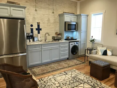 PARK and WALK - Mayberry & Main - 'The Main Suite' - New Construction