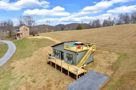 Bungalow /Hot tub /ping pong /Putt putt /corn hole /Jenga /connect 4/Checkers