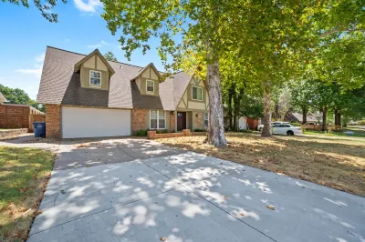 5 minutes to St. Francis Hospital • Central • Great for families Hotels in South Tulsa - Woodland Hills