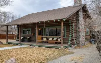 Scout's Rest in Cody - Beautiful Cozy Log Cabin that sleeps 8!