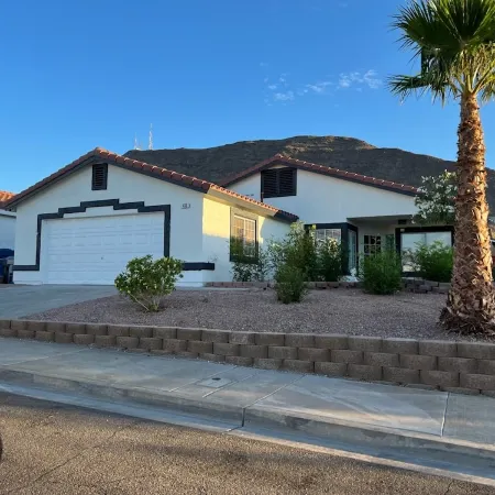 Multi-Gen Vegas Home  - 3 Br Retreat w/ Games, Patio & Room for Everyone Отели рядом с достопримечательностью «Амфитеатр Хендерсона»