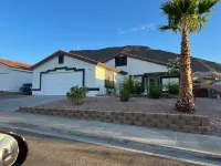 Work-Ready Home w/ Office, EV Charger & Easy Strip Access Hotels in der Nähe von Nevada State College