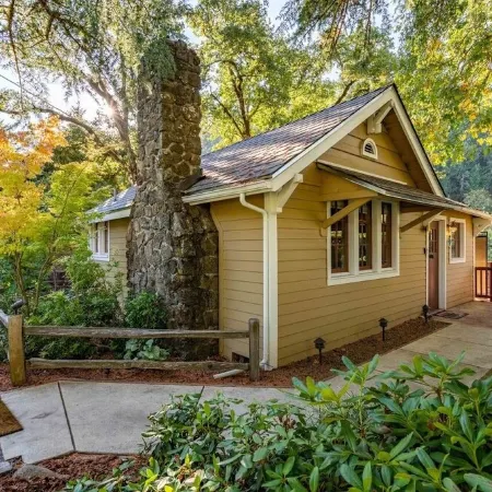 Romantic & private cabin on Rogue River, 1 hr from Crater Lake