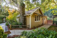 Romantic & private cabin on Rogue River, 1 hr from Crater Lake