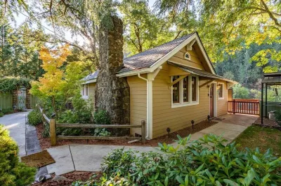 Romantic & private cabin on Rogue River, 1 hr from Crater Lake Hotels near Citadel Rd