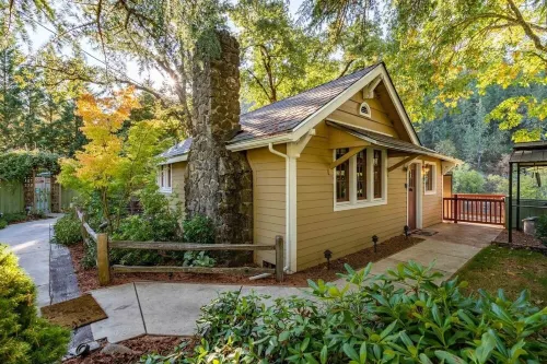 Romantic & private cabin on Rogue River, 1 hr from Crater Lake