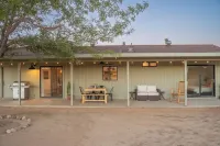 Trendy Desert Retreat on 5 Acres J T & S Railroad Museum 주변 호텔