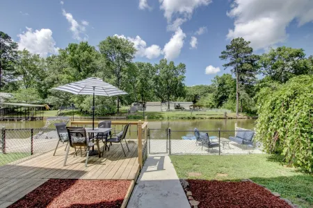 LAKE LIFE right on Lake Hamilton. 5 miles from Oaklawn Racing and Casino