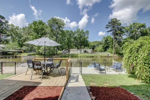 LAKE LIFE right on Lake Hamilton. 5 miles from Oaklawn Racing and Casino